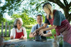 nel il ceramica officina, un asiatico pensionato coppia è impegnato nel ceramica fabbricazione e argilla pittura attività. foto