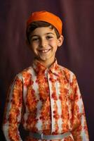 ai generato il poco ragazzo indossare un' culturale cappello, possibilmente che rappresentano Diwali o un Arabo nazione. foto
