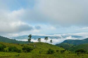mae Però Visualizza punto con montagne e nebbia nel il mattina a chiang mai, Tailandia foto