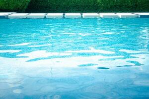 blu lussuoso all'aperto piscina nel moderno stile foto