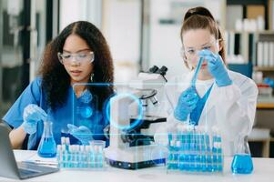 scienziato squadra incontro e scrittura analisi risultati nel il laboratorio studia e analizzare scientifico foto