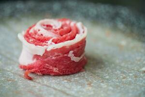 crudo fresco Manzo fette nel il forma di un' rosa nel il ristorante foto