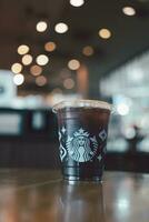 bangkok, Tailandia - dicembre 12, 2023 Starbucks ghiacciato Americano caffè nel il Starbucks prendere lontano plastica tazza. foto