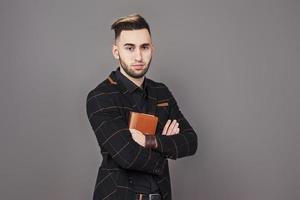 ritratto di un bell'uomo barbuto a trentadue denti con un libro sulle mani foto