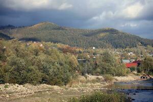 campagna nel montagne a Alba. erboso rurale versante con i campi e alberi nel autunno fogliame nel autunno foto