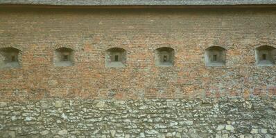 grande pietra parete di un antico castello nel lviv, Ucraina foto