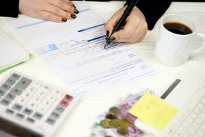 contabile riempire francese imposta modulo ca12 valore aggiunto imposta e simile le tasse nel fine di imposta periodo. tassazione e lavoro d'ufficio routine foto