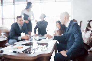 giovane team di colleghi che fanno grandi discussioni d'affari nel moderno ufficio di coworking. concetto di persone di lavoro di squadra foto