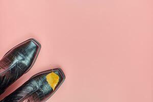 scarpe da donna impermeabili autunnali con gocce di pioggia, copia spazio foto