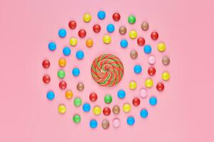 lecca-lecca dolce e caramelle su sfondo rosa foto