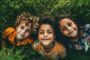 ai generato tre bambini sorridente e ridendo nel il erba foto