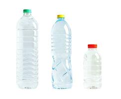 plastica acqua bottiglia isolato su bianca sfondo, minerale, salutare concetto. foto