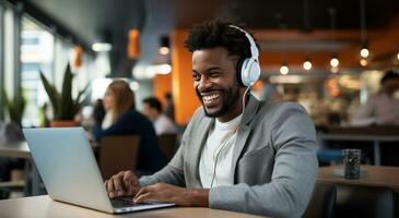 ai generato un' nero uomo con cuffie ascoltando per musica su il suo il computer portatile foto