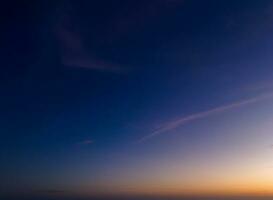 orizzonte panorama e drammatico crepuscolo cielo e nube tramonto sfondo. naturale cielo sfondo struttura, bellissimo colore. foto