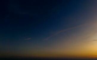 orizzonte panorama e drammatico crepuscolo cielo e nube tramonto sfondo. naturale cielo sfondo struttura, bellissimo colore. foto