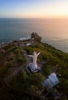 aereo Visualizza di Vung tau città, Vietnam, panoramico Visualizza di il tranquillo, calmo e bellissimo costiero città dietro a il statua di Cristo il re in piedi su montare nho nel Vung tau città. foto