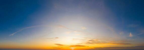 orizzonte panorama e drammatico crepuscolo cielo e nube tramonto sfondo. naturale cielo sfondo struttura, bellissimo colore. foto