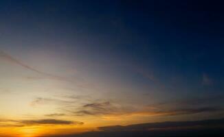 orizzonte panorama e drammatico crepuscolo cielo e nube tramonto sfondo. naturale cielo sfondo struttura, bellissimo colore. foto