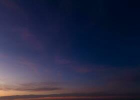 orizzonte panorama e drammatico crepuscolo cielo e nube tramonto sfondo. naturale cielo sfondo struttura, bellissimo colore. foto