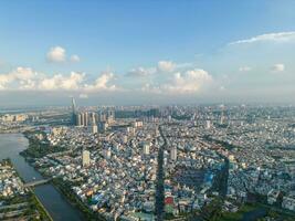 panoramico Visualizza di Saigon, Vietnam a partire dal sopra a ho chi minh della città centrale attività commerciale quartiere. paesaggio urbano e molti edifici, Locale case, ponti, fiumi foto