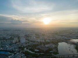 panoramico Visualizza di Saigon, Vietnam a partire dal sopra a ho chi minh della città centrale attività commerciale quartiere. paesaggio urbano e molti edifici, Locale case, ponti, fiumi foto