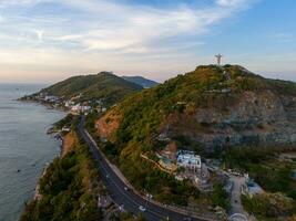 aereo Visualizza di Vung tau città, Vietnam, panoramico Visualizza di il tranquillo, calmo e bellissimo costiero città dietro a il statua di Cristo il re in piedi su montare nho nel Vung tau città. foto