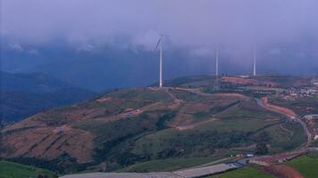 bellissimo paesaggio nel il mattina a causa dato, da lat città, lam dong Provincia. vento energia su tè collina, mattina scenario su il pendio di tè piantato foto