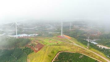 bellissimo paesaggio nel il mattina a causa dato, da lat città, lam dong Provincia. vento energia su tè collina, mattina scenario su il pendio di tè piantato foto