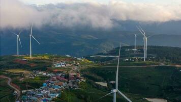 bellissimo paesaggio nel il mattina a causa dato, da lat città, lam dong Provincia. vento energia su tè collina, mattina scenario su il pendio di tè piantato foto