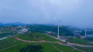 bellissimo paesaggio nel il mattina a causa dato, da lat città, lam dong Provincia. vento energia su tè collina, mattina scenario su il pendio di tè piantato foto