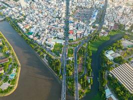 panoramico Visualizza di Saigon, Vietnam a partire dal sopra a ho chi minh della città centrale attività commerciale quartiere. paesaggio urbano e molti edifici, Locale case, ponti, fiumi foto