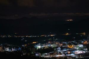 bellissimo paesaggio nel il mattina a causa dato, da lat città, lam dong Provincia. vento energia su tè collina, mattina scenario su il pendio di tè piantato foto