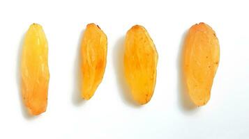 giallo uva passa isolato su bianca sfondo foto