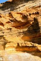 un' grande roccia formazione con arancia e giallo colori foto