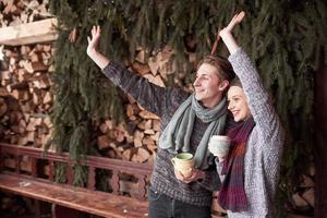 foto di uomo felice e bella donna con coppe all'aperto in inverno. vacanze invernali e vacanze. natale coppia di uomo e donna felici bevono caffè caldo. ciao vicini