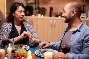 contento giovane coppia con gravidanza notizia durante romantico cena, eccitato coppia sorridente, ar per Questo grande notizia. incinta, giovane moglie contento per risultato Abbracciare una persona uomo. foto