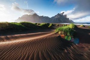 fantastico ovest delle montagne e dune di sabbia lavica vulcanica sulla spiaggia stokksness, islanda. colorata mattina d'estate islanda, europa foto