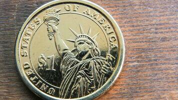 uno americano dollaro moneta su di legno tavolo con copia spazio foto