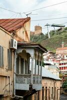 squallido Casa con lavorato balcone nel vecchio Tbilisi foto