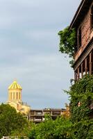 cupola di Cattedrale e grigio nuvoloso cielo nel Tbilisi foto