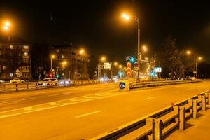 città strada illuminato con giallo lanterna su notte foto