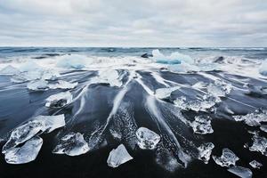 islanda, laguna di jokulsarlon, bella immagine del paesaggio freddo della baia della laguna glaciale islandese foto