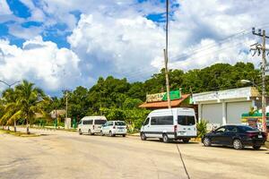 coba quintana roo Messico 2023 parcheggio lotto parcheggiata turista autobus furgoni macchine coba rovine Messico. foto