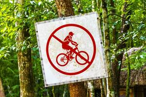 coba quintana roo Messico 2023 proibito bicicletta cartello freccia informazione tavola direzione nel coba rovine. foto