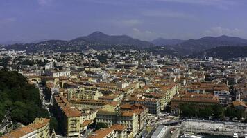 aereo Visualizza di il vecchio europeo città con bellissimo storico edifici e palma alberi, architettura concetto. azione. superiore Visualizza di estate città con case e verde alberi. foto