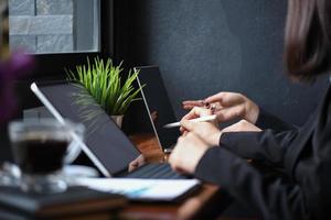 squadra della ragazza di affari che lavora con il computer portatile nei concetti di office.business. foto