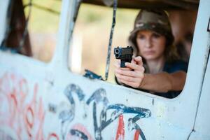 un' ragazza con un' pistola nel sua mano subisce militare formazione e impara per sparare. foto