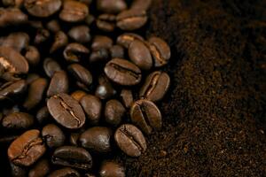 caffè sfondo. caffè fagioli e terra caffè, vicino su. foto