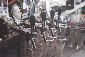 pronto per una pinta di birra in un bar in un pub in legno in stile tradizionale foto