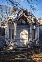 rovinato gazebo nel il parco concetto foto. autunno mattina nel sharovka palazzo foto